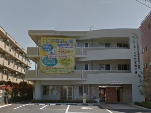 白いビルの外観