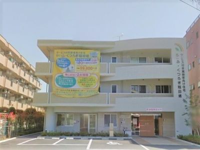 外観の明るい建物