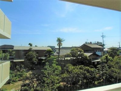 緑豊かな景色のバルコニー