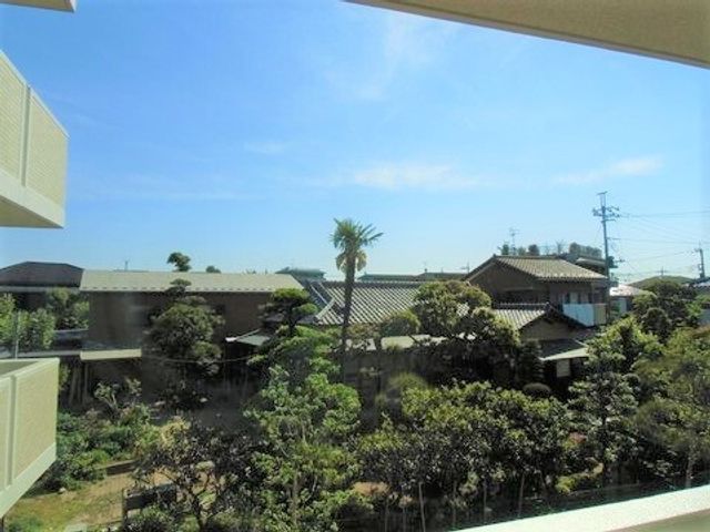 緑豊かな景色のバルコニー 眺望 明るく開放的なバルコニーより、美しい緑の景色を眺めることができます。心地よい風を感じながらのリフレッシュタイムを。