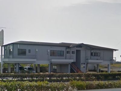 灰色の二階建て建物外観