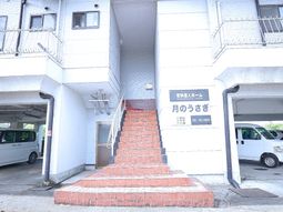 赤い階段と看板のエントランス