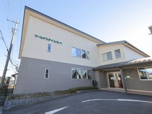 広々とした建物の外観