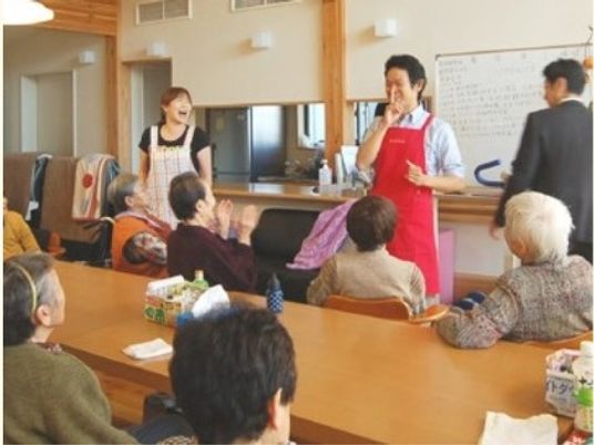 スタッフと利用者の交流シーン