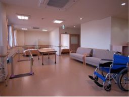 リハビリ機器付き明るい部屋