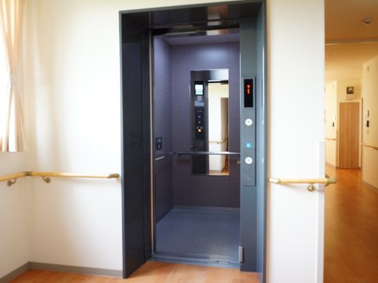 明るい廊下のエレベーター