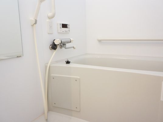 バリアフリー設計の浴室