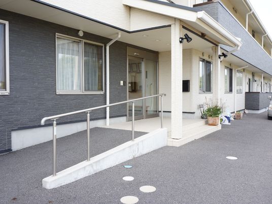 手すり付きの明るいエントランス