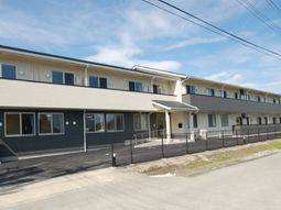 明るい日差しの外観