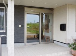 明るいエントランスの様子