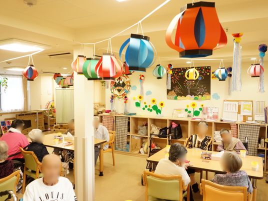 カラフルな飾りの共有スペース