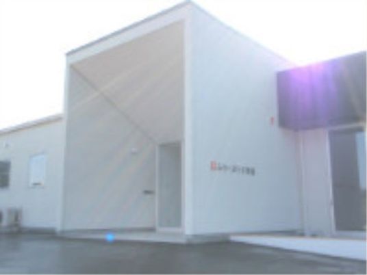 ふりーぷらす東園の外観。周りには遮るものがなく、日の光が施設を照らします。