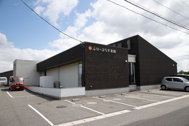 駐車場を設けた平屋建ての施設