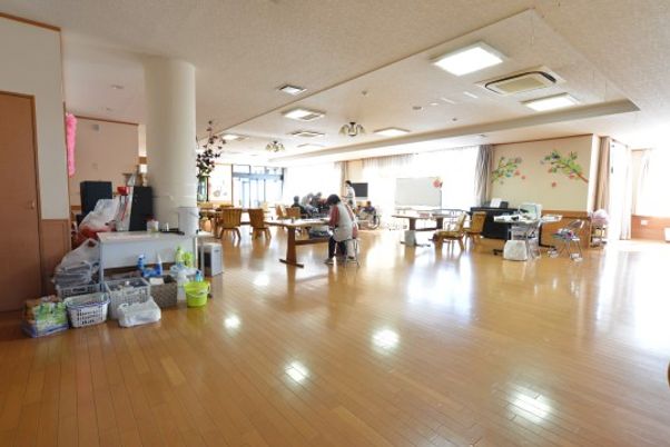 広々とした明るい食堂