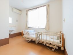 明るい居室の様子