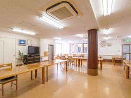 広々とした共有ダイニング