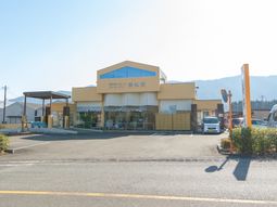 広々とした施設の外観