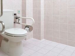 手すり付きのトイレ空間