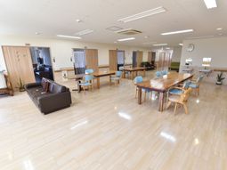 広々とした明るい共用スペース