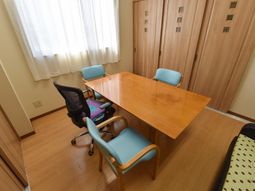 居室のテーブルと椅子