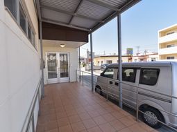 広いエントランスと駐車スペース