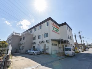 明るい日差しの施設外観