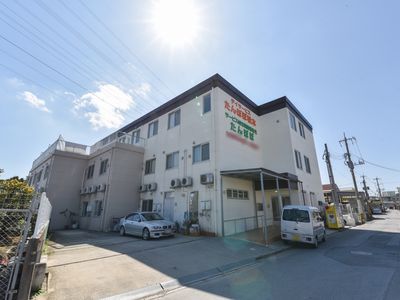 明るい日差しの施設外観