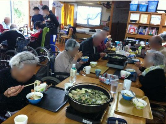 共有食堂の食事風景