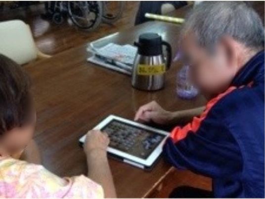 利用者がタブレットを操作