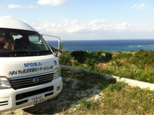 NPOの車と青々とした海