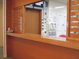 木目調受付カウンター