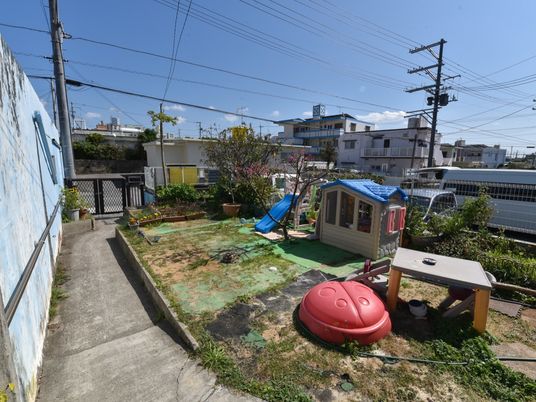 施設の中庭風景
