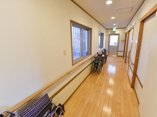 廊下に並ぶ車椅子