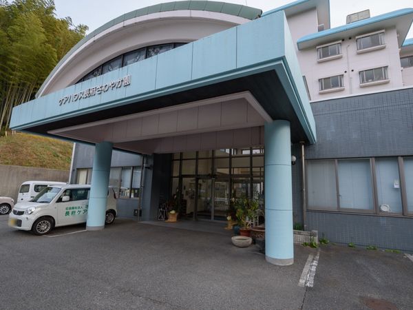 施設外観のエントランス