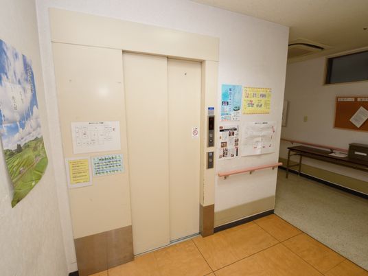 明るいエレベーター前の風景