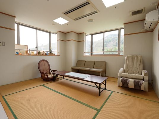 和室の明るい居室