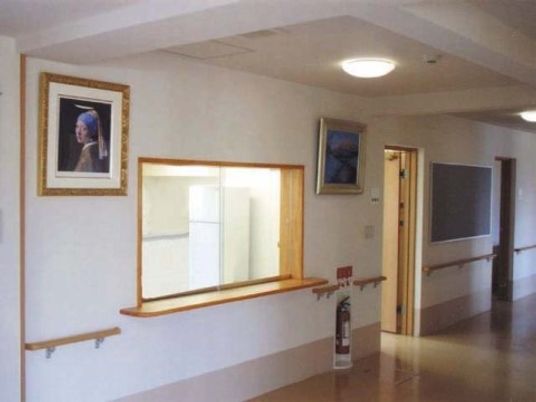 明るい廊下とフレーム装飾