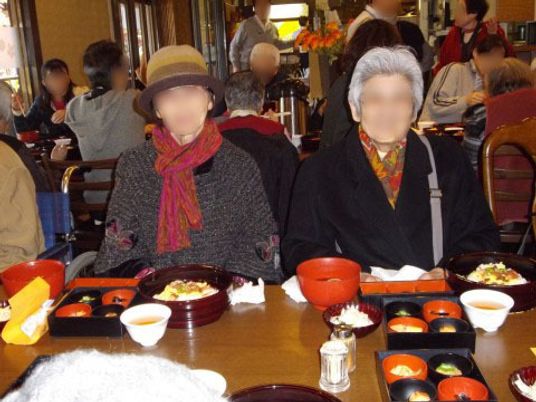 食事をする人々と食堂