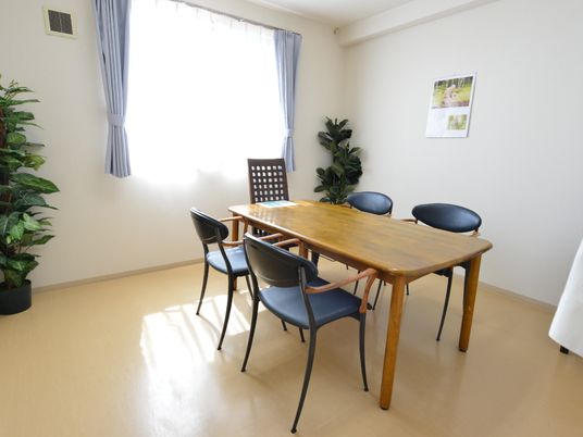 居室の明るい食卓