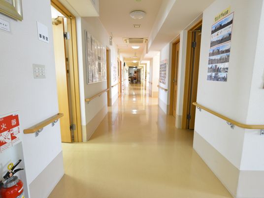 明るく清潔な廊下