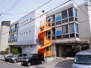 オレンジの螺旋階段付き建物