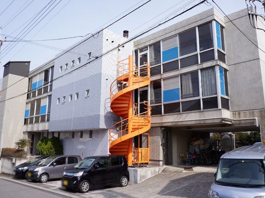 オレンジの螺旋階段付き建物