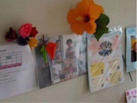 壁に飾られた資料と花