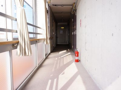 日差しが差し込む廊下