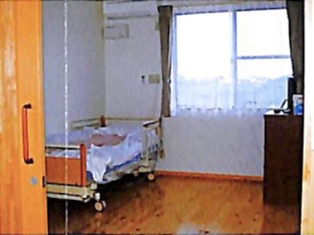 居室のベッドと窓 居室 日差しが差し込む清潔感のある居室です。作業効率と快適さを考慮した設計が、就業環境にも良い影響を与えます。
