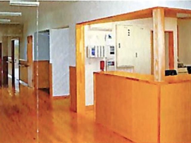 温かみのあるロビー スタッフステーション 木目調で落ち着いた雰囲気のロビーです。受付近くは開放的で、明るくゆったりとした空間が広がっています。