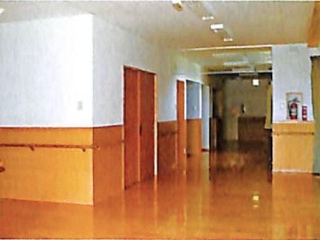 広々とした清潔な廊下 廊下 清潔感のあふれる廊下は広々としていて、日々の業務を快適に過ごせる環境が整っています。