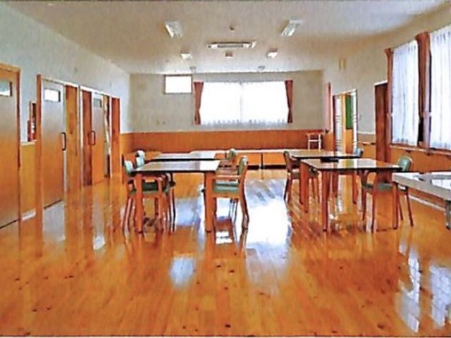 広々とした木製の多目的室 食堂 光がたっぷり差し込む明るい多目的室です。テーブル周りでコミュニケーションを取りながら様々な活動ができます。