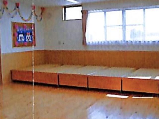 多目的スペースの角部屋 静養スペース 広々とした角部屋は、集会やレクリエーションなど多目的にご使用頂ける空間です。窓からは自然光が差し込み、明るく開放感のある環境を提供しています。