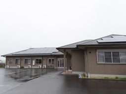 屋根にソーラーパネルの外観